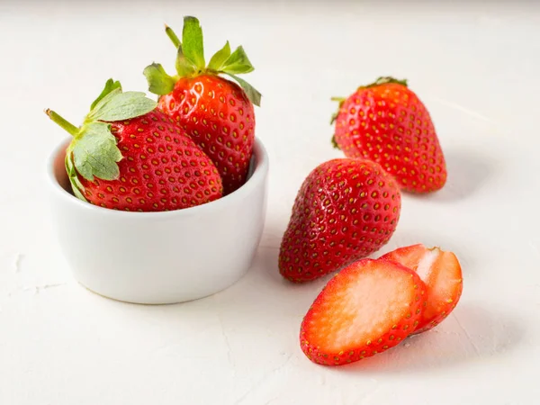 Φρέσκο Ώριμες Φράουλες Μπολάκι Λευκό Φράουλα Μπολ Ανατολίτικα Άσπρο Φόντο — Φωτογραφία Αρχείου