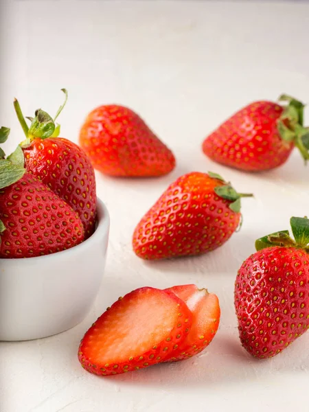 Φρέσκο Ώριμες Φράουλες Μπολάκι Λευκό Φράουλα Μπολ Ανατολίτικα Άσπρο Φόντο — Φωτογραφία Αρχείου