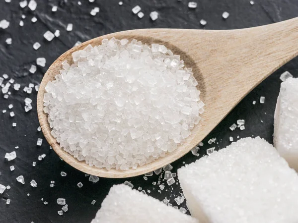 Azúcar Granulado Cuchara Madera Extrema Cerca Fondo Terrones Azúcar Azúcar — Foto de Stock