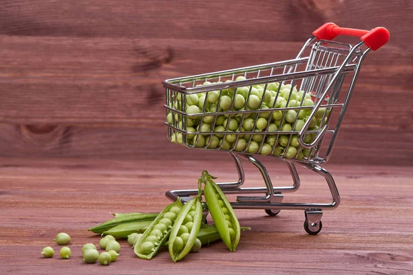 Winkelwagentje Met Verse Groene Erwten Rijpe Erwten Peulen Een Houten — Stockfoto