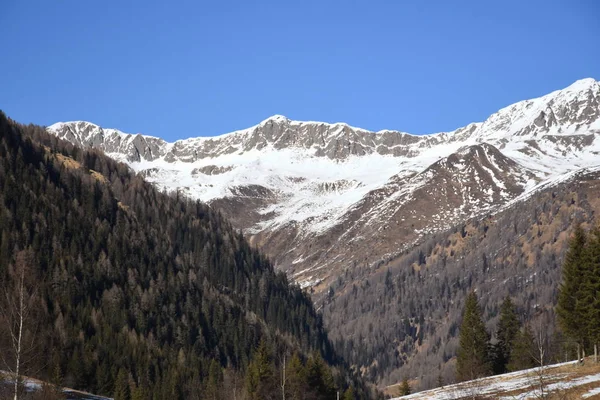 東チロルウィンケルタル村の山々冬雪氷ホームスポット谷 — ストック写真