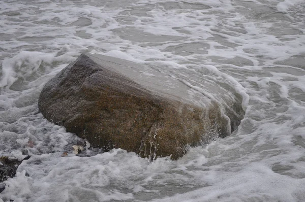Камень Воде Волнами Берегу Балтийского Моря — стоковое фото