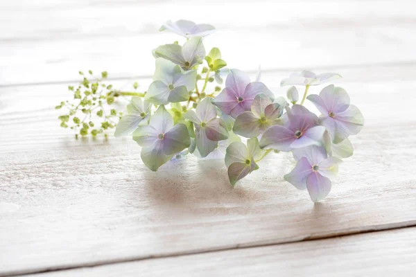 Λεπτά Λουλούδια Για Διακόσμηση Τραπεζιού Λευκό Μπαγιάτικο Ξύλινο Τραπέζι — Φωτογραφία Αρχείου