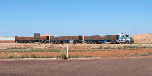 Yeşil Kahverengi Çizgili Tam Uzunlukta Tente Ile Avustralya Yol Treni — Stok fotoğraf