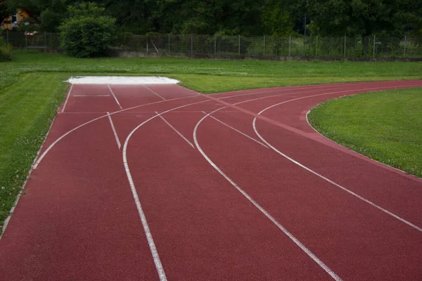 Campo Sportivo Con Pista Corsa Rossa Strisce Bianche Stiria Estate — Foto Stock