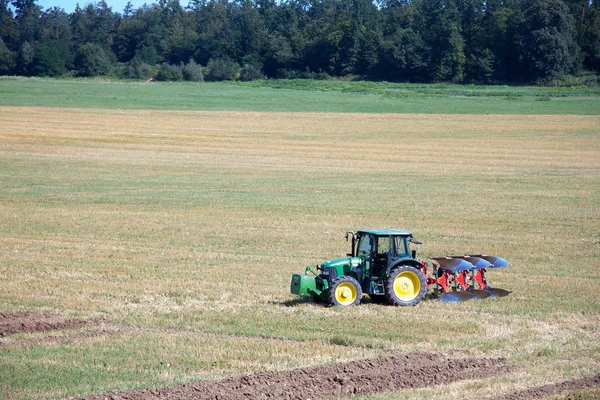 Traktor Egy Mezőn Nyáron Stájerországban — Stock Fotó