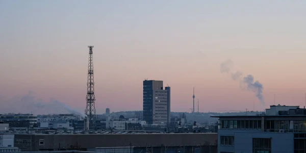 スタットガートのテレビ塔や工業地帯の建物は — ストック写真