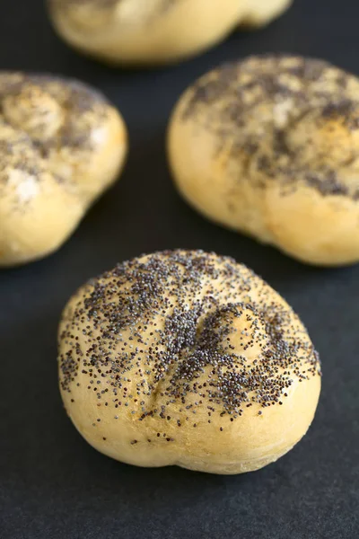 Pão Caseiro Semente Papoula Rola Ardósia Fotografado Com Luz Natural — Fotografia de Stock