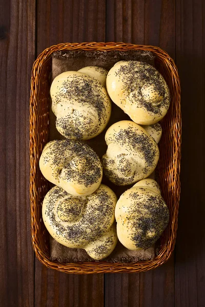 Hausgemachte Mohnbrötchen Korb Über Kopf Auf Dunklem Holz Mit Natürlichem — Stockfoto