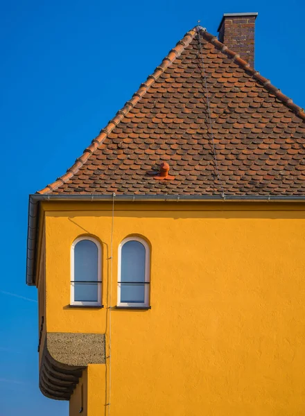 黄色和抽象的房子形状 — 图库照片