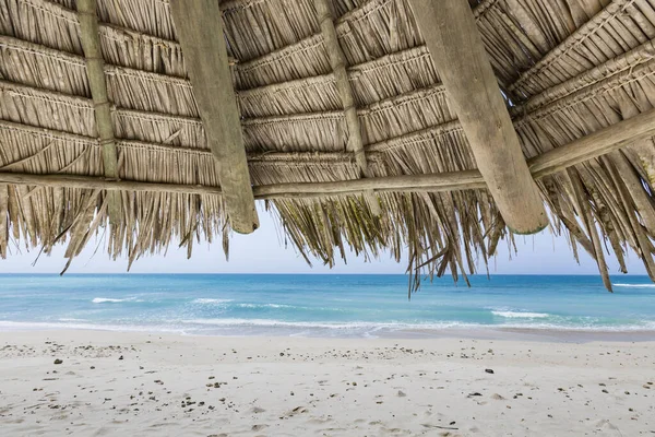 Straw Umbrella Beautiful Tropical Beach — Stock Photo, Image
