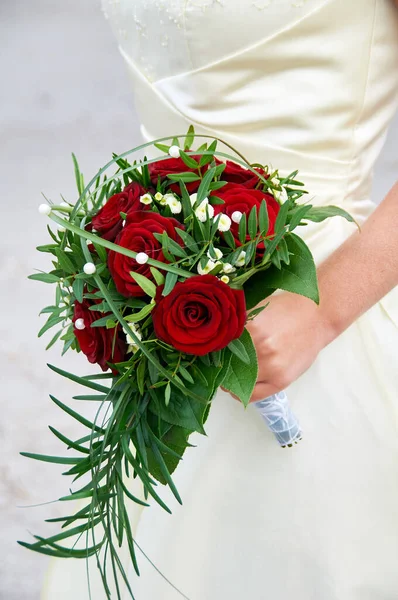 Noiva Segurando Buquê Casamento Rosas Vermelhas — Fotografia de Stock