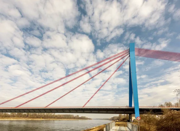 Подвесный Мост Через Реку Голубым Небом — стоковое фото