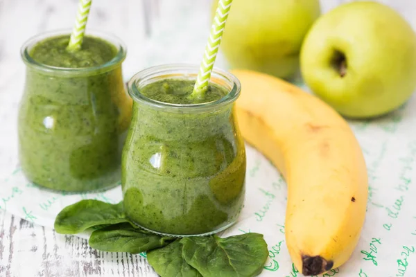 Grüner Smoothie Mit Apfel Banane Und Spinat Auf Hellem Hintergrund — Stockfoto