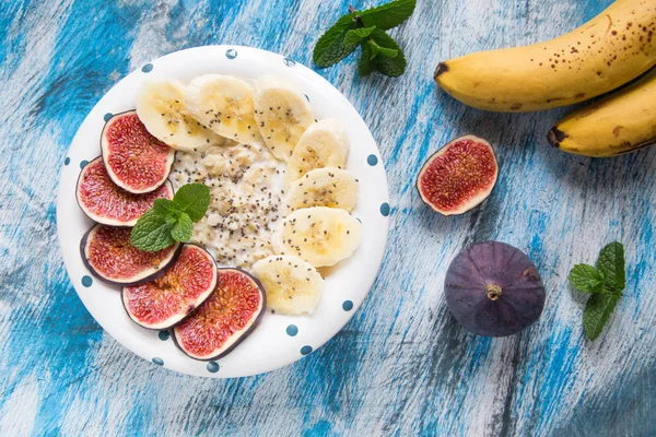 Gesundes Frühstück Haferflocken Mit Frischen Feigen Bananen Kokosmilch Und Chiasamen — Stockfoto