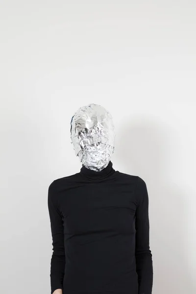 Kopf Mit Aluminiumfolie Beschichtet — Stockfoto