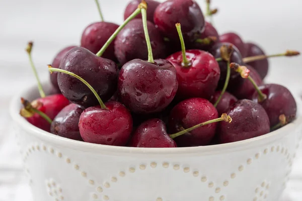 Cerises Rouges Dans Une Belle Assiette Fond Clair — Photo