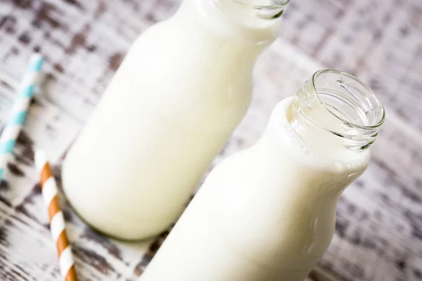 Dos Botellas Leche Con Pajitas Rayas Sobre Una Mesa Vieja — Foto de Stock