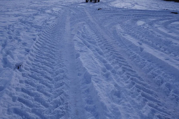 黄昏时分 一些打滑的痕迹滑向雪景 — 图库照片