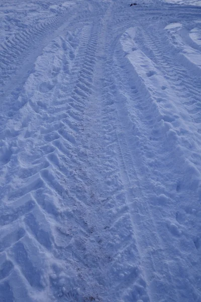 Některé Stopy Smyku Vedou Sněhové Krajiny Místě Modré Hodiny Večer — Stock fotografie