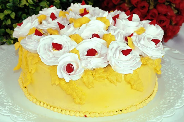 Chatilly Creme Weiße Rosen Dekoration Gelber Kuchen — Stockfoto