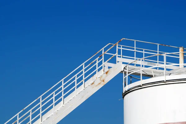 Eine Treppe Wirft Einen Schweren Schatten Auf Einen Alten Silbernen — Stockfoto