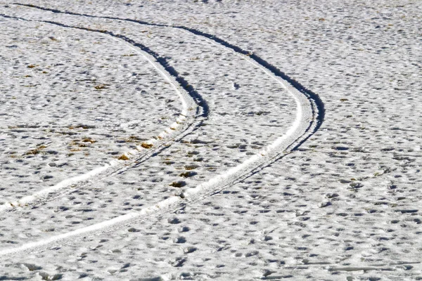 冬の雪上車の足跡 — ストック写真