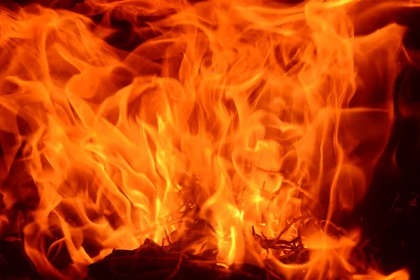 锯齿状的原木火 — 图库照片