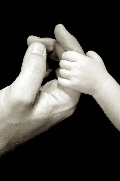 Trzymanie Ręki Dziecka Przez Dorosłego — Zdjęcie stockowe