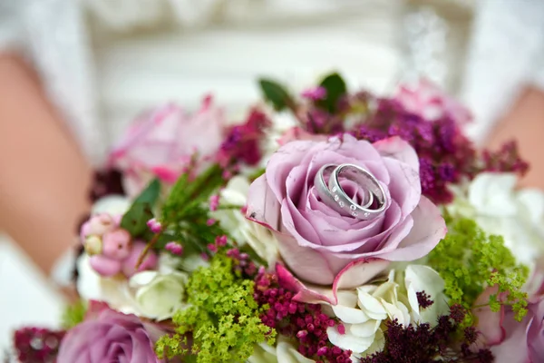 Весільний Букет Трояндами Кільцями — стокове фото