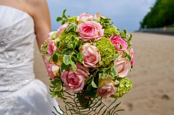 Noiva Segurando Buquê Casamento Com Rosas — Fotografia de Stock