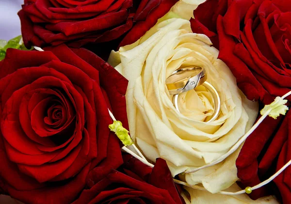 Bukiet Ślubny Różami Obrączkami — Zdjęcie stockowe