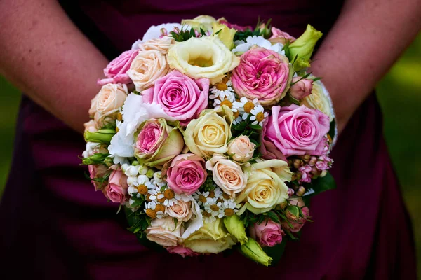 Nevěsta Drží Svatební Kytice Růžemi — Stock fotografie
