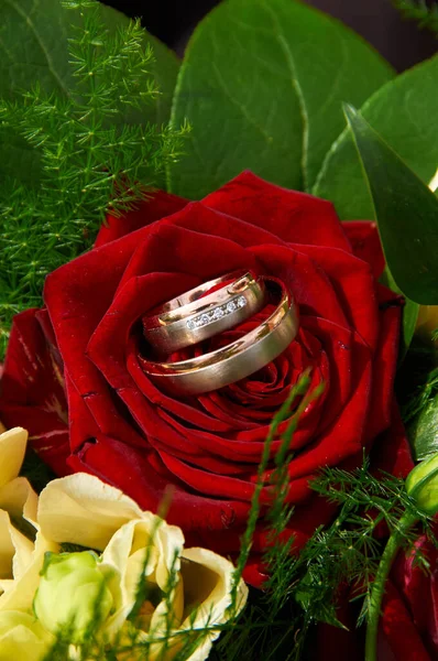 Bouquet Mariage Avec Des Roses Des Anneaux — Photo