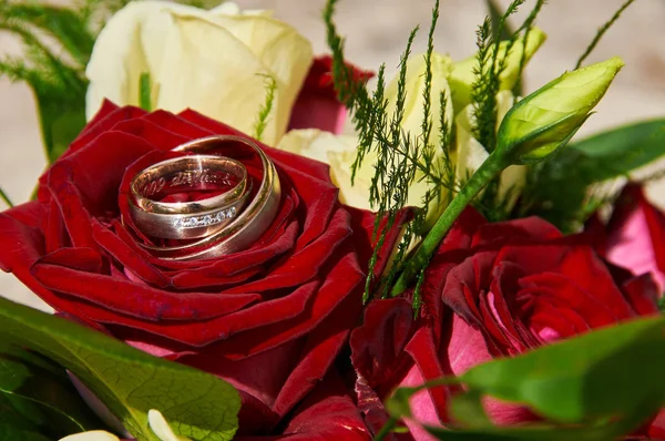 Brautstrauß Mit Rosen Und Ringen — Stockfoto