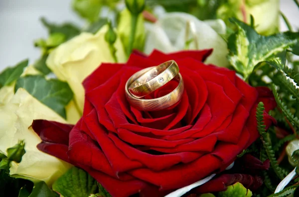 Buquê Casamento Com Rosas Anéis — Fotografia de Stock