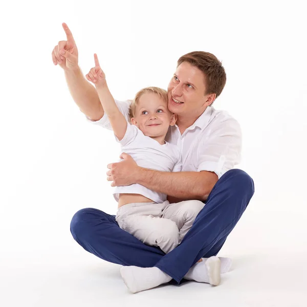 Młody Szczęśliwy Ojciec Słodkim Dzieckiem Siedzi Białym Tle Szczęśliwa Rodzina — Zdjęcie stockowe