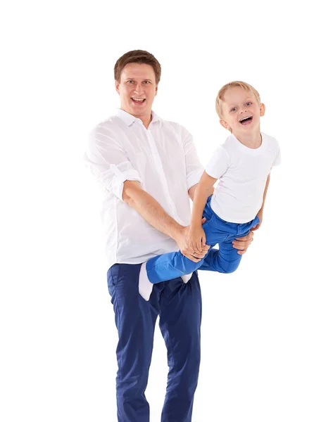 Młody Ojciec Dzieckiem Ćwiczą Gimnastykę Trzymając Syna Rękach Białym Tle — Zdjęcie stockowe