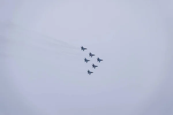 ロシアのクラスノダール 2017年2月23日 クラスノダール空港飛行学校の上空の航空ショー 祖国防衛隊に敬意を表して航空ショー 上空のMig — ストック写真