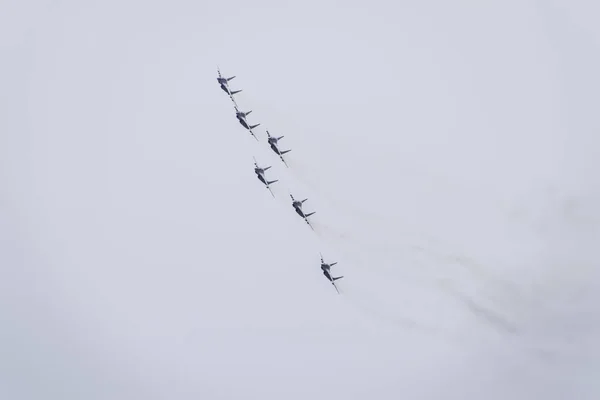 俄罗斯克拉斯诺达尔 2017年2月23日 克拉斯诺达尔机场飞行学校上空的空展 向祖国卫士致敬的航空展 空中的米格 — 图库照片