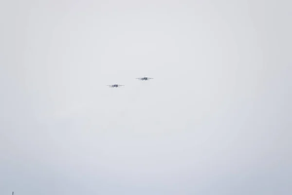 俄罗斯克拉斯诺达尔 2017年2月23日 克拉斯诺达尔机场飞行学校上空上空的空中展示 航展纪念祖国的捍卫者 在天空中 — 图库照片