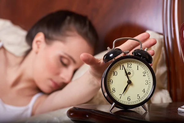 Genç Uyuyan Kadın Çalar Saat Yatak Odasında Alarm Saatine Seçmeli — Stok fotoğraf