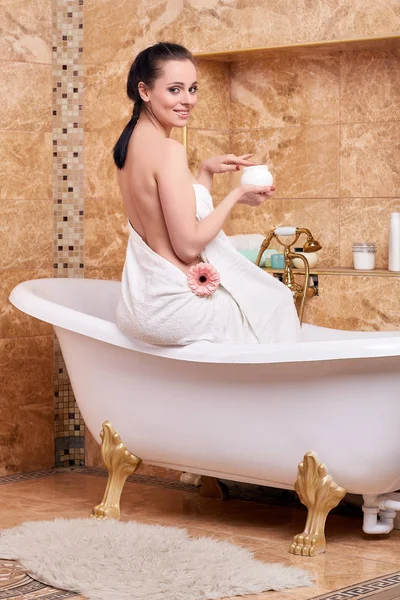 Junge Frau Mit Kosmetischer Creme Einem Badezimmer Konzept Körperpflege — Stockfoto
