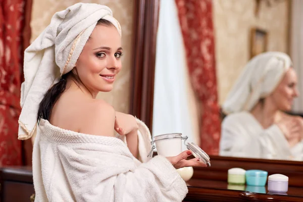 Jonge Vrouw Met Cosmetische Crème Zit Voor Een Huis Kaptafel — Stockfoto