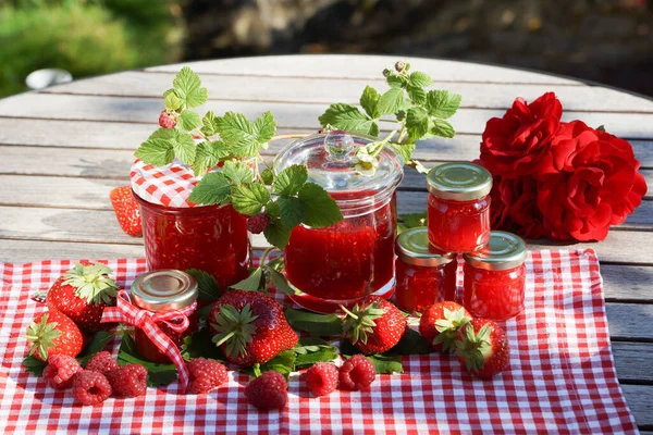 Ainda Vida Com Morangos Mesa Jardim Flores Marmeladas — Fotografia de Stock