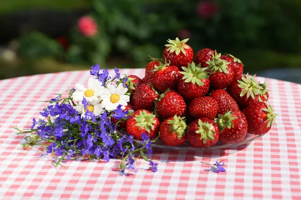 Zátiší Jahodami Zahradním Stole Květinami Marmeládami — Stock fotografie