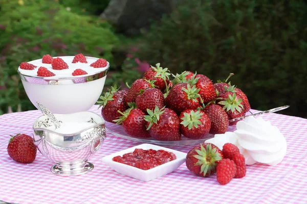 Natura Morta Con Fragole Sul Tavolo Giardino Fiori Marmellata — Foto Stock