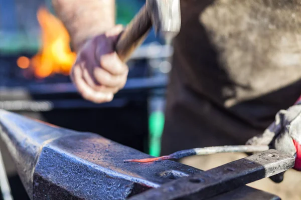 Blacksmith Martelando Haste Ferro Quente Vermelha Bigorna Contra Fundo Fogo — Fotografia de Stock