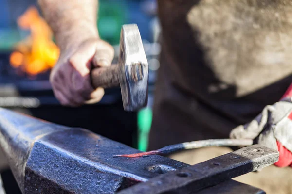 Blacksmith Martelando Haste Ferro Quente Vermelha Bigorna Contra Fundo Fogo — Fotografia de Stock