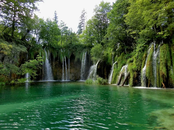 Живописный Вид Величественный Пейзаж Водопадом — стоковое фото